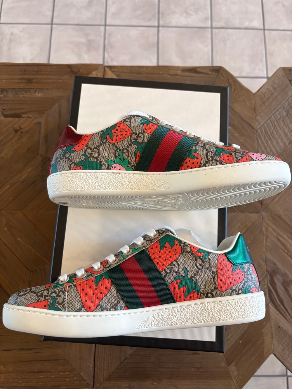 Gucci Strawberries Ace Sneaker in Red, Green, Pink and Brown NIB - Picture 7 of 8
